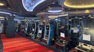 Fitur cascade menciptakan kemenangan beruntun dalam satu putaran Fitur cascade dalam Reactoonz dengan simbol-simbol yang jatuh